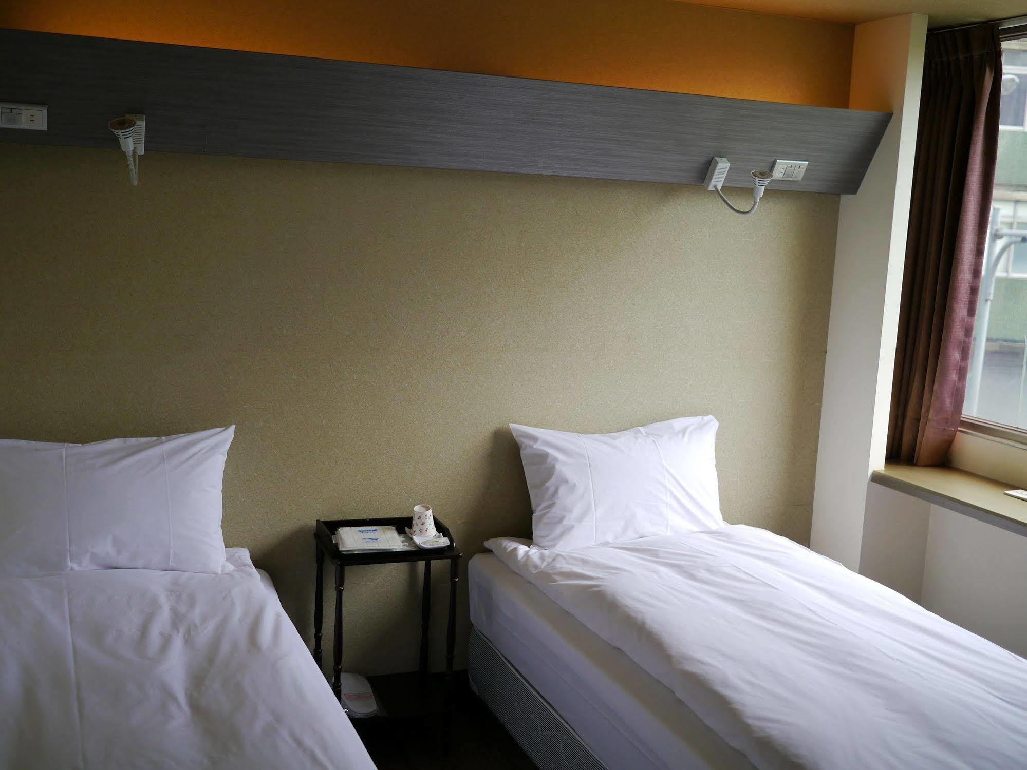 Galaxy Mini Inn Тайпей Екстериор снимка